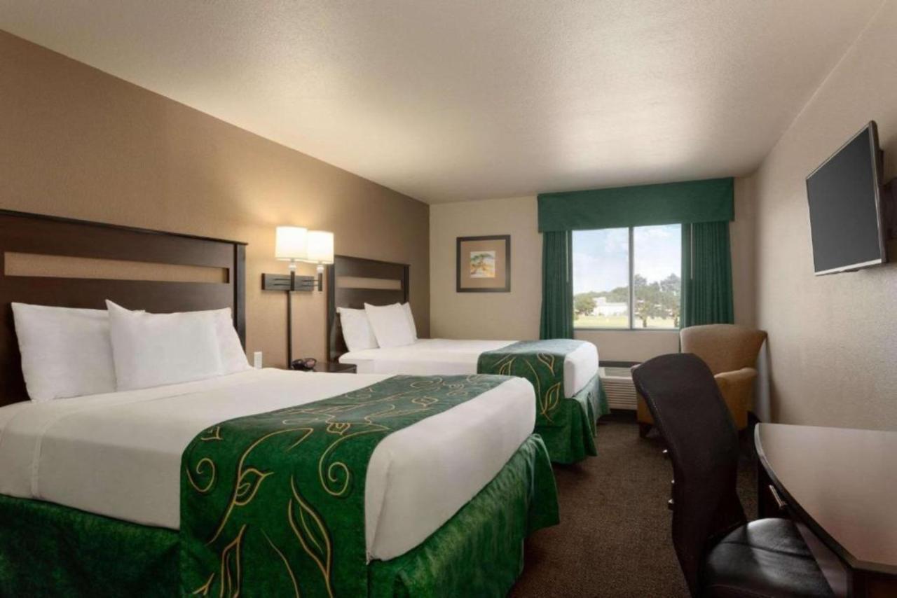 Baymont By Wyndham Wellington Hotel Exterior photo